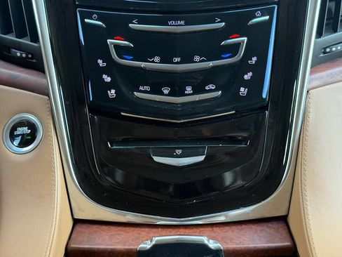 Used 2015 Cadillac Escalade Platinum AWD/4WD image 4