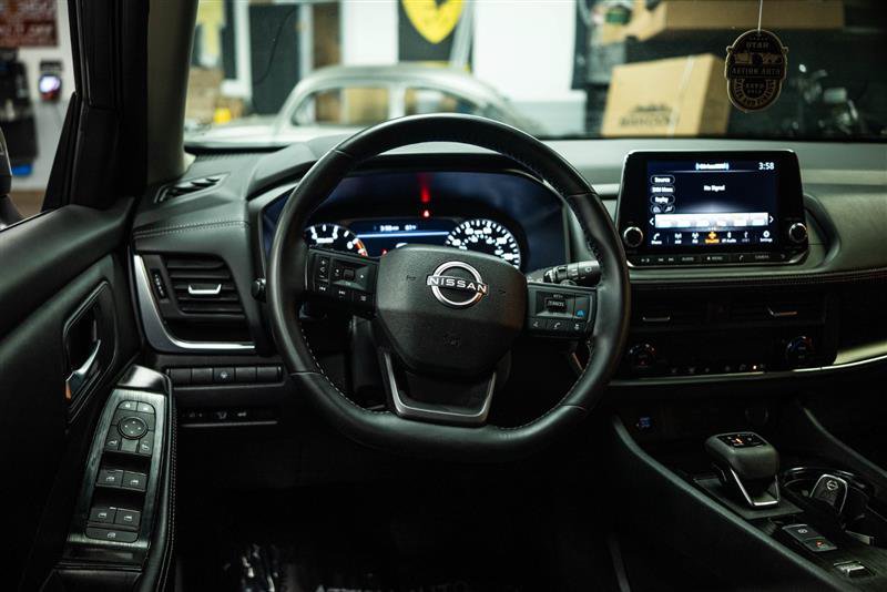 Used 2025 Nissan Rogue SV FWD image 17