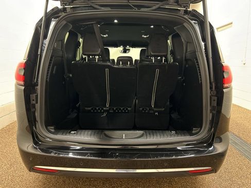 Used 2025 Chrysler Pacifica Select image 14