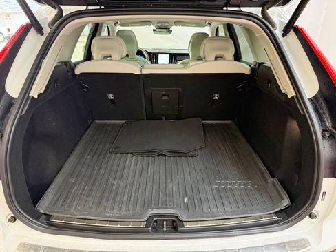 Used 2022 Volvo XC60 B5 Momentum w/ Protection Package Premier FWD image 17