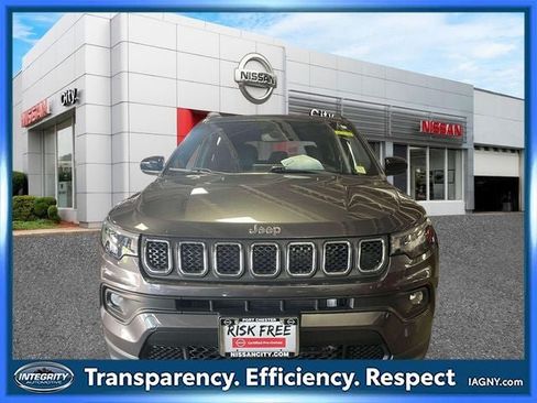 Used 2023 Jeep Compass Latitude AWD/4WD image 2