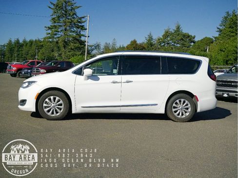 Used 2019 Chrysler Pacifica Touring-L image 2