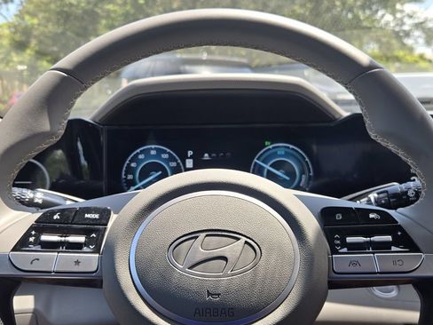 Certified 2025 Hyundai Elantra SEL FWD image 21