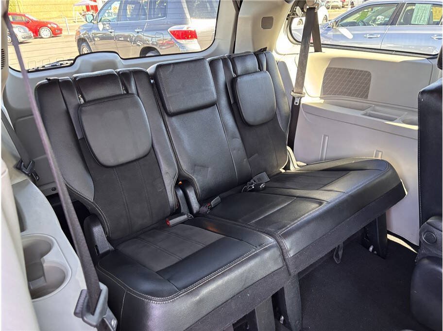 Used 2019 Dodge Grand Caravan SXT FWD image 14