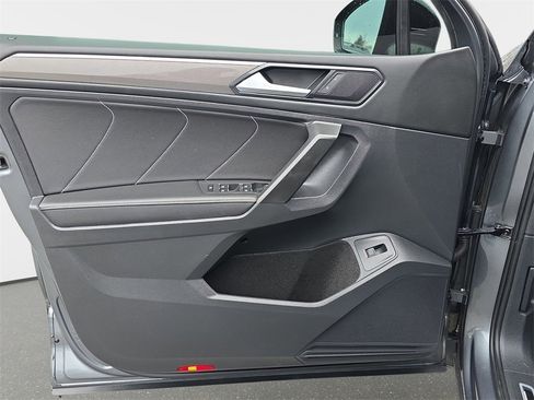 Used 2022 Volkswagen Tiguan SE R-Line image 30