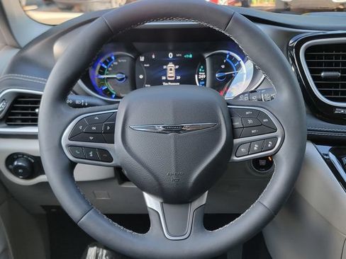 Used 2023 Chrysler Pacifica Touring-L FWD image 33