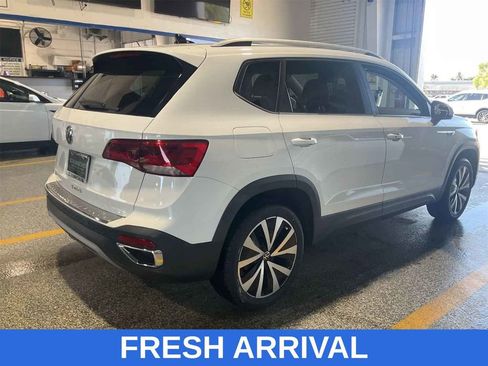 Used 2022 Volkswagen Taos SE FWD image 3
