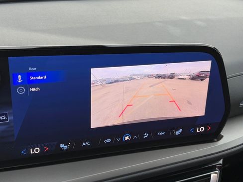 Used 2025 Chevrolet Traverse LT image 25