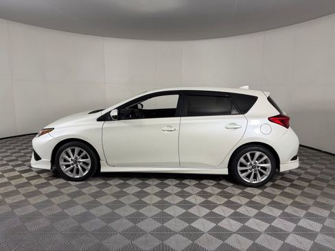 Used 2018 Toyota Corolla iM w/ Carpet Mat Package (TMS) FWD image 10