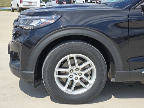 Used 2025 Ford Explorer Active w/ Active Comfort Package RWD image 8