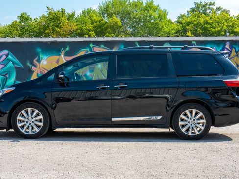 Used 2017 Toyota Sienna Limited Premium FWD image 32