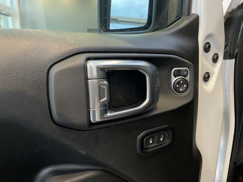 Used 2024 Jeep Wrangler Unlimited AWD/4WD image 15