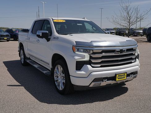 Used 2024 Chevrolet Silverado 1500 High Country w/ High Country Premium Package AWD/4WD image 3