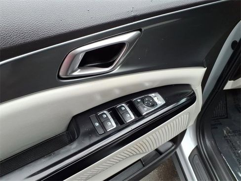 Used 2022 Kia Carnival LX image 12