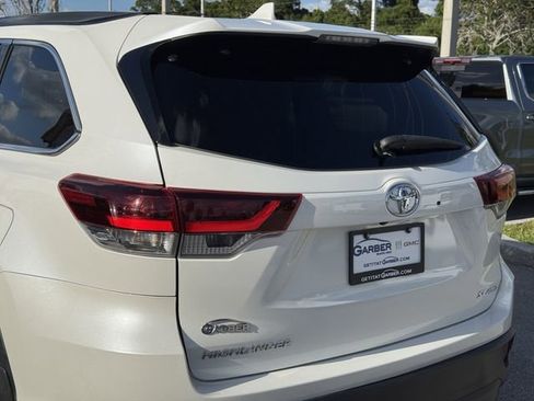 Used 2019 Toyota Highlander SE AWD/4WD image 10