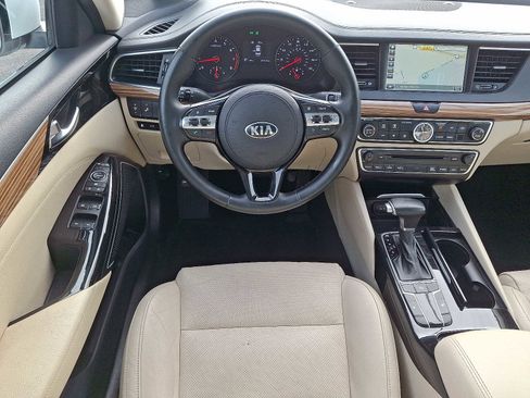 Used 2018 Kia Cadenza Premium w/ Luxury Package image 11