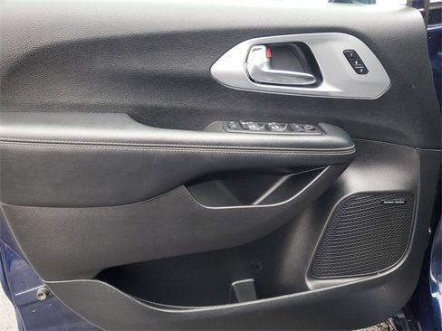 Used 2020 Chrysler Pacifica Limited image 10