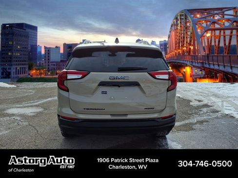 Used 2023 GMC Terrain SLE w/ Elevation Edition image 4