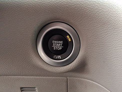 Used 2024 Chrysler Pacifica Touring-L image 22