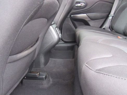 Used 2019 Jeep Cherokee Latitude w/ Popular Appearance Group image 21