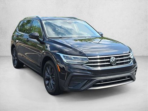 Used 2022 Volkswagen Tiguan SE w/ Panoramic Sunroof Package FWD image 3