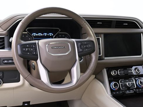 Used 2021 GMC Yukon XL Denali w/ Denali Premium Package AWD/4WD image 12