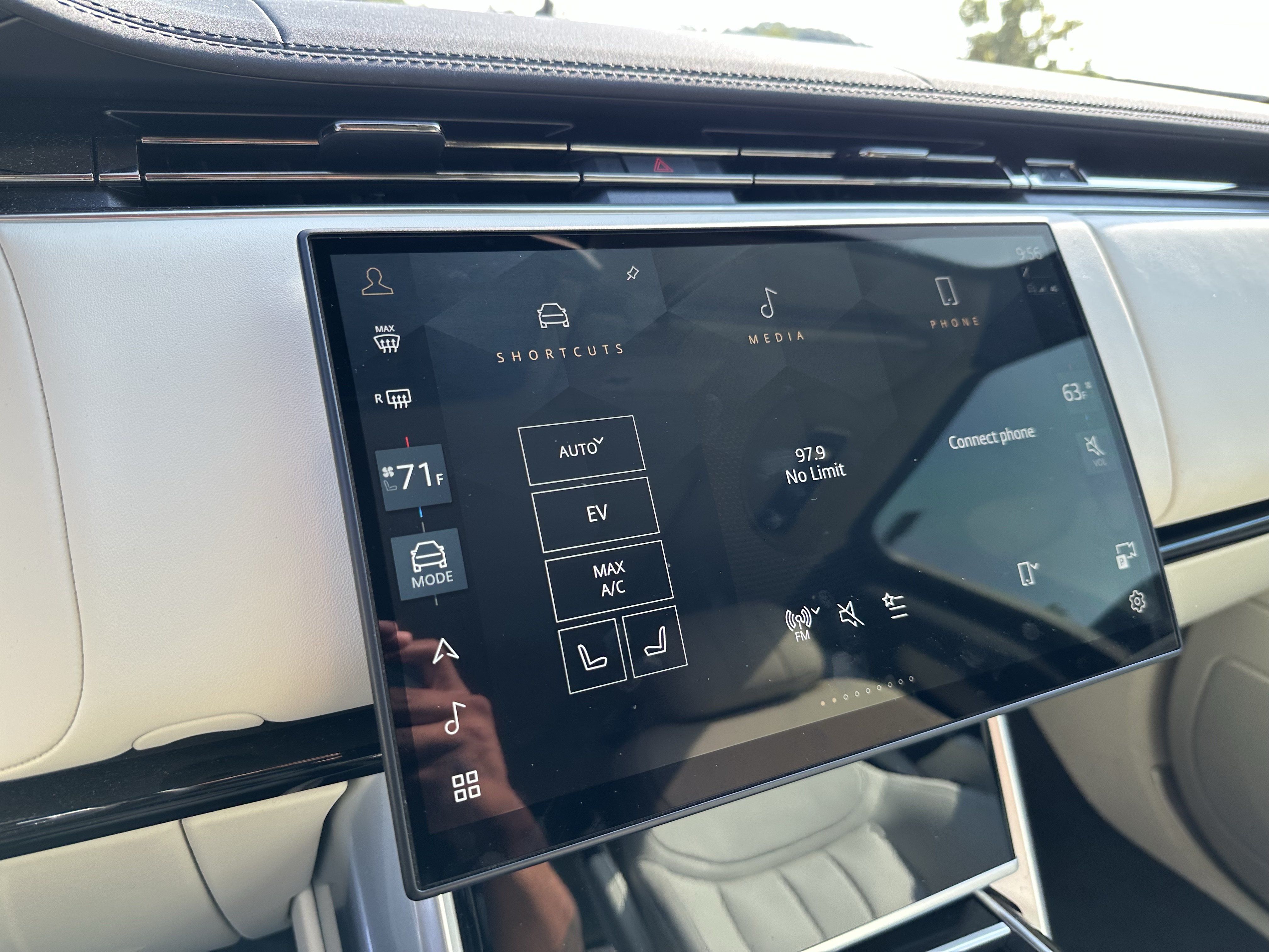 Certified 2025 Land Rover Range Rover SE AWD/4WD image 25