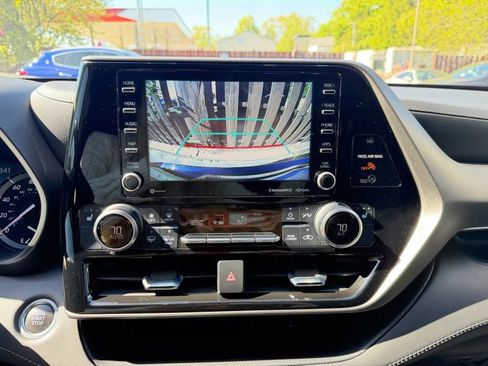 Used 2021 Toyota Highlander XLE AWD/4WD image 25