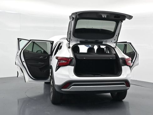 Used 2025 Chevrolet Trax LT FWD image 35