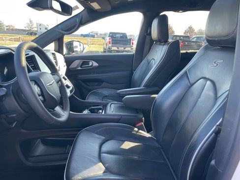 Used 2025 Chrysler Pacifica Limited image 20