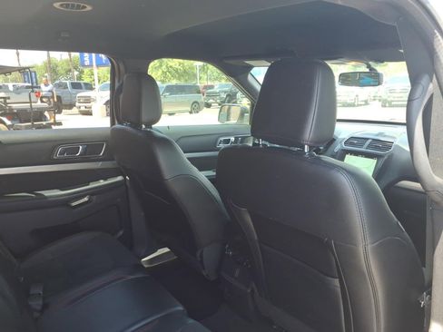 Used 2018 Ford Explorer XLT w/ Equipment Group 202A FWD image 13