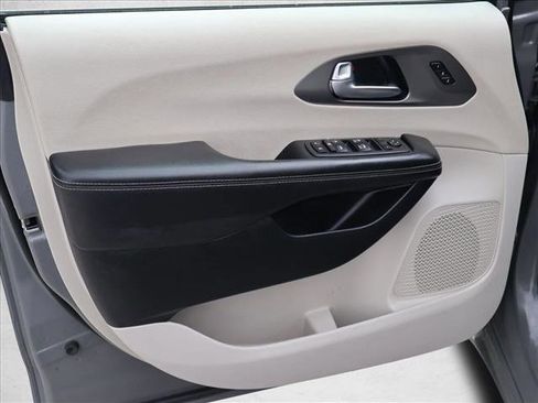 Used 2022 Chrysler Pacifica Touring-L FWD image 8