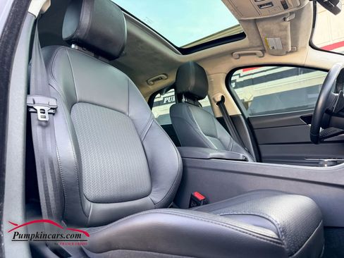 Used 2020 Jaguar XF Prestige image 21