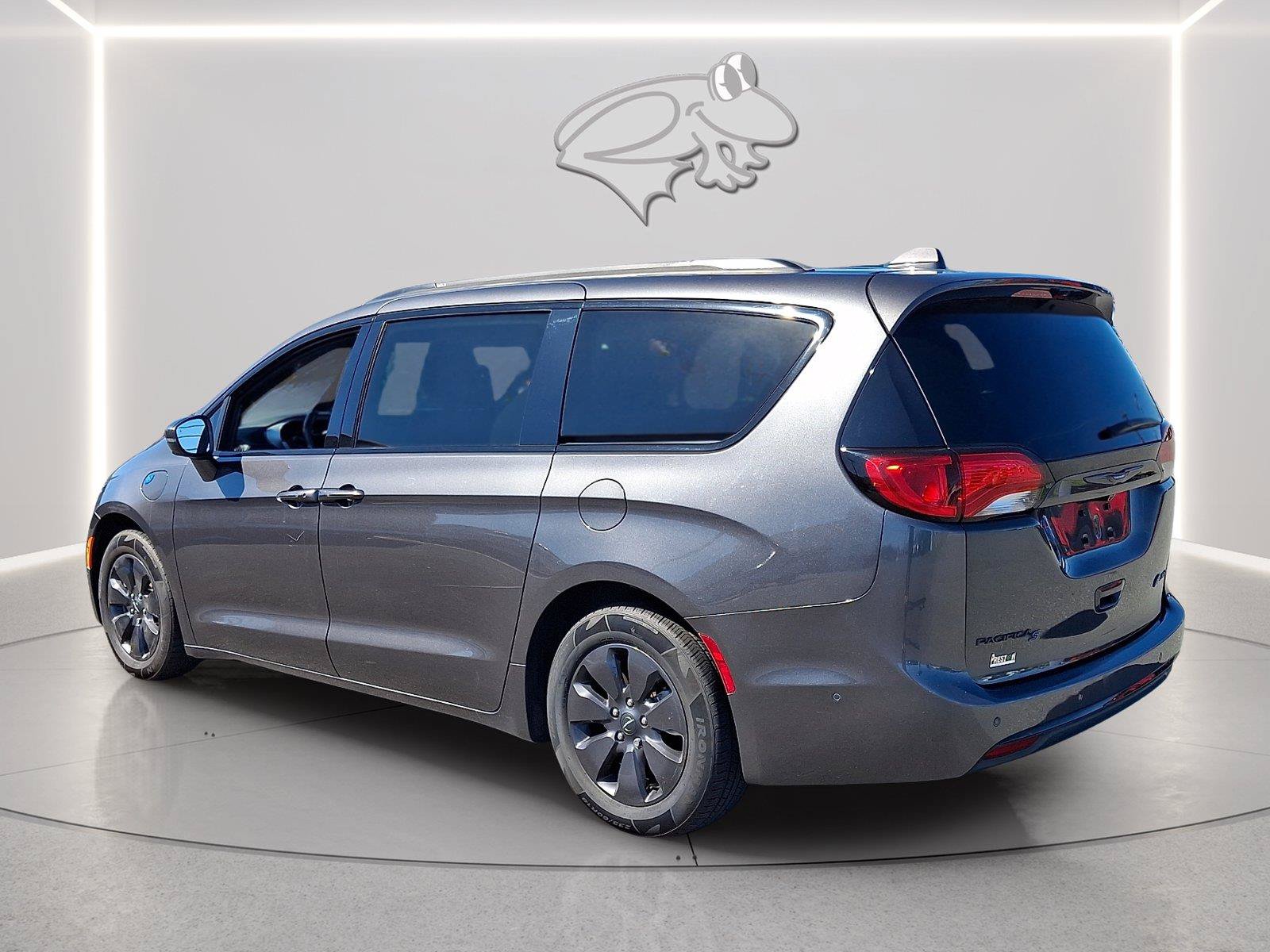 Used 2020 Chrysler Pacifica Limited w/ Advanced Safetytec Group FWD image 3