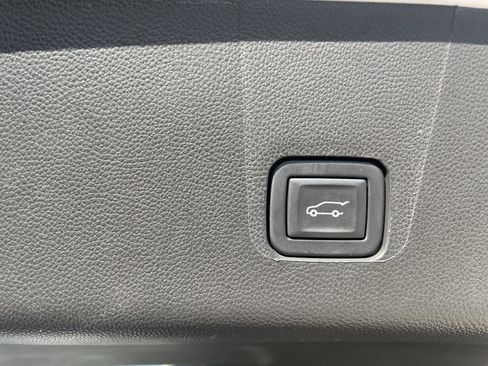 Used 2023 Chevrolet Traverse RS image 30