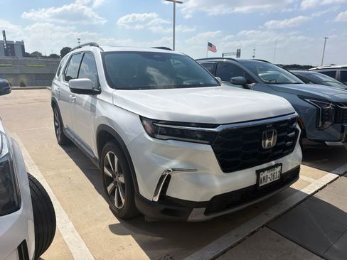 Used 2025 Honda Pilot Elite image 3
