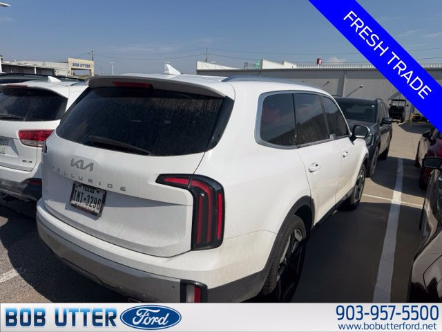 Used 2024 Kia Telluride EX w/ EX Captain's Chair Package FWD image 4