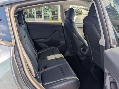 Used 2022 Tesla Model Y Long Range image 12