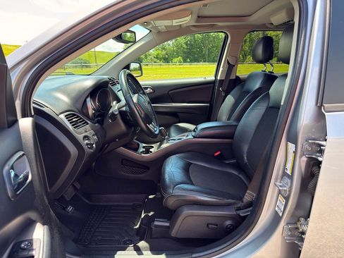 Used 2018 Dodge Journey Crossroad w/ Nav & Sun Group FWD image 2