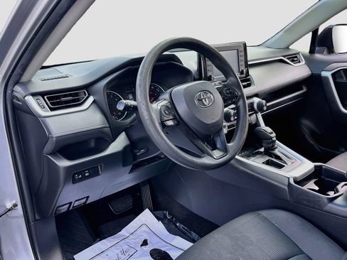 Used 2021 Toyota RAV4 LE FWD image 9