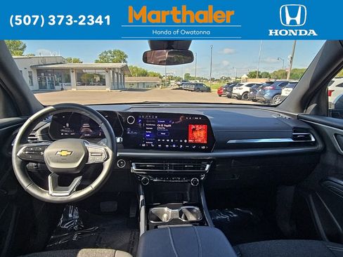 Used 2025 Chevrolet Traverse LT image 22