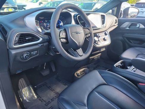 New 2023 Chrysler Pacifica Touring-L w/ S Appearance Package image 16