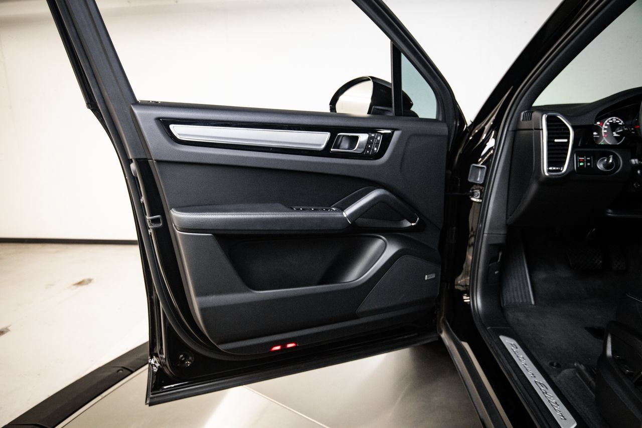 Certified 2023 Porsche Cayenne Platinum Edition AWD/4WD image 23