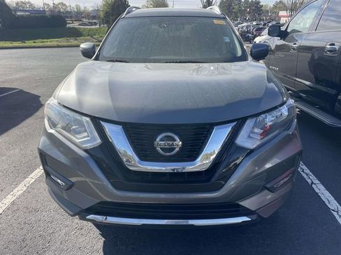 Used 2019 Nissan Rogue SV image 2