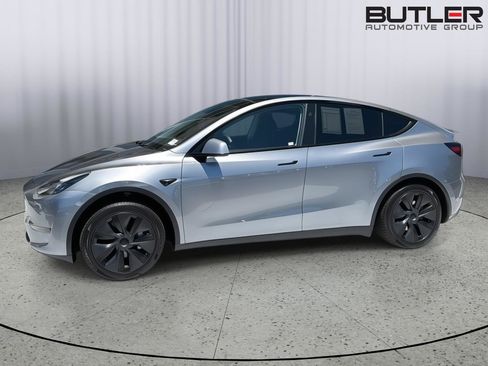Used 2024 Tesla Model Y Long Range RWD image 3