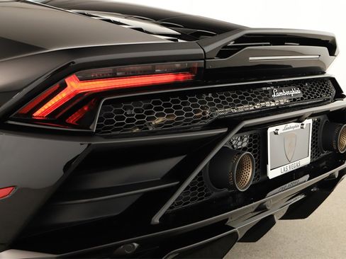 Used 2022 Lamborghini Huracan EVO image 32