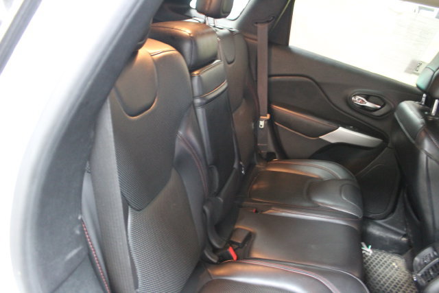 Used 2017 Jeep Cherokee Trailhawk AWD/4WD image 9