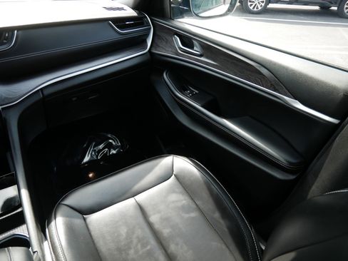 Used 2024 Jeep Grand Cherokee Limited AWD/4WD image 11