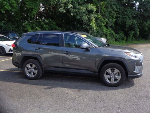 Used 2022 Toyota RAV4 XLE w/ Convenience Package AWD/4WD image 4