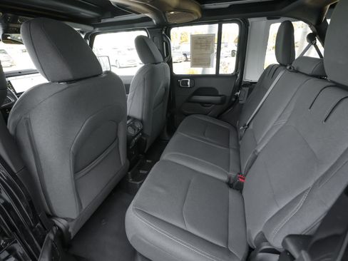 Used 2025 Jeep Wrangler Unlimited Sahara w/ Safety Group image 33